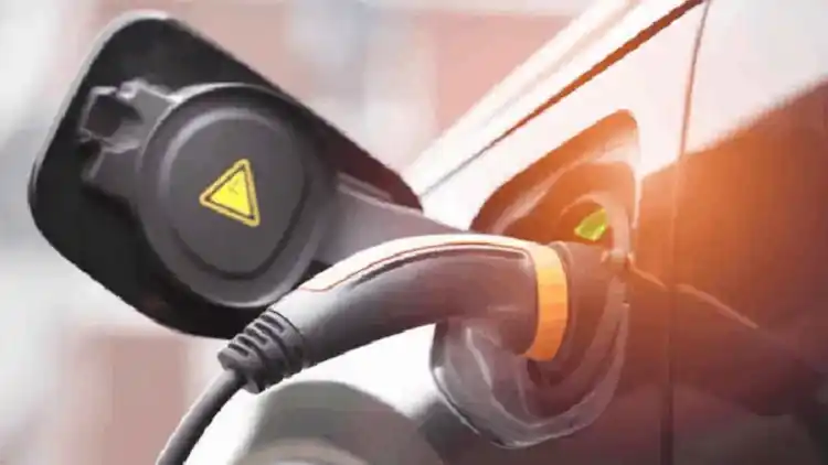 هل بطاريات السيارات الكهربائية قنابل موقوتة في صيف الخليج؟ الحقيقة بين الأساطير والعلم